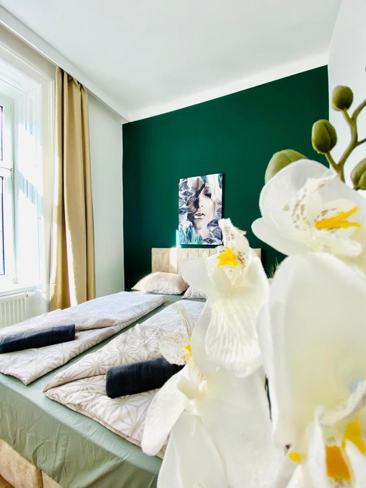 8 Fully Equipped Studio Shared Apt W Terrace Margareten Vienna Exterior photo